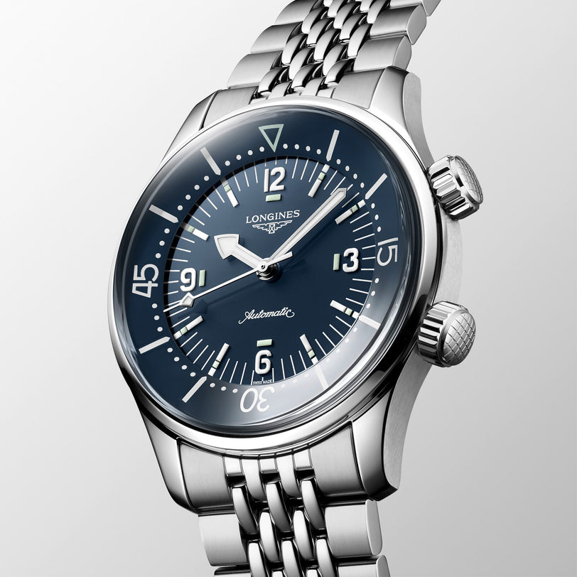 The Longines Legend Diver combines a black dial, luminous hands and markers, date at 3 o’clock, and a metal bracelet—a stainless steel automatic watch ideal for fans of vintage dive style.