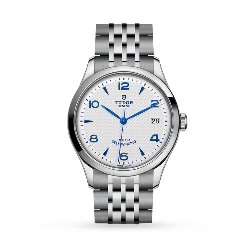 The TUDOR 1926 features a stainless steel case, white patterned dial with blue Arabic numerals, date display at 3 o’clock, and a silver link bracelet—a refined classic wristwatch.