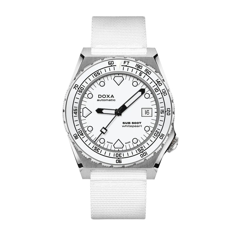 A DOXA Sub 600T Whitepearl diver’s watch featuring a white dial and strap, black markings, a 316L stainless steel case, rotating bezel, and date display at 3 o’clock.