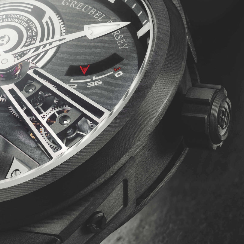 Balancier Convexe S² Hands Close Up