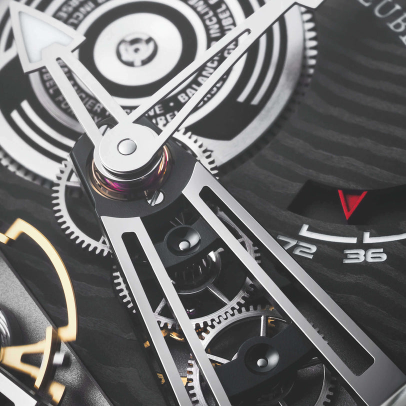 Balancier Convexe S² Hands Close Up