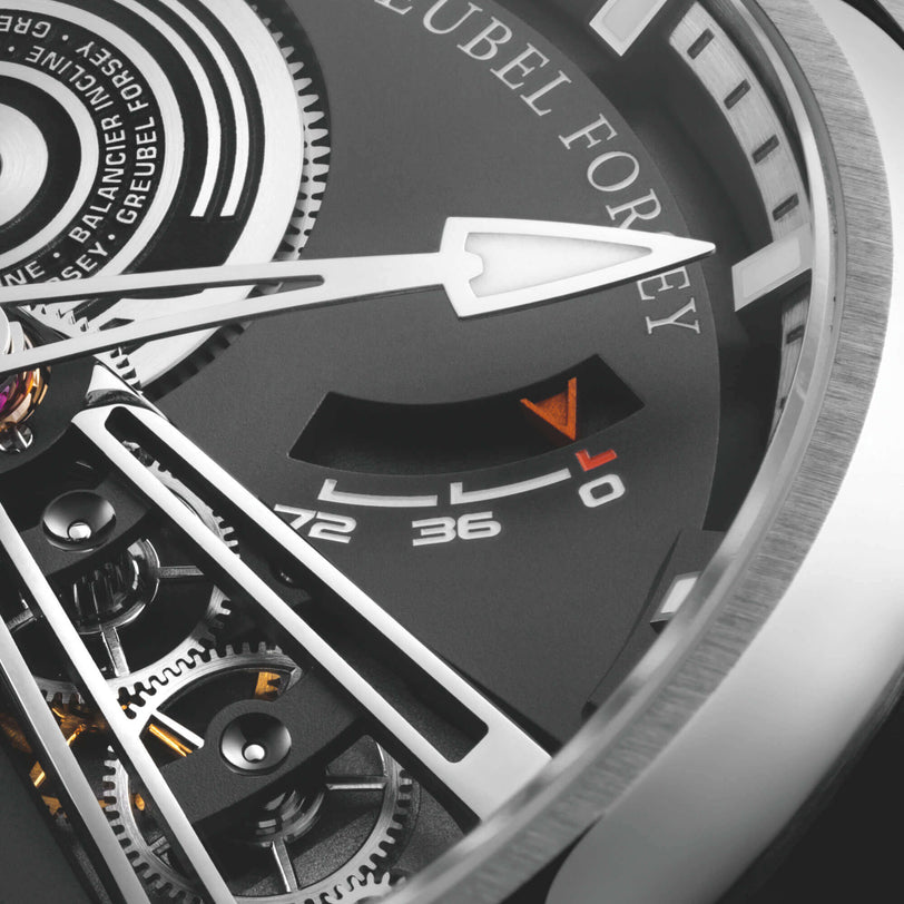 Balancier Convexe S² Hands Close Up