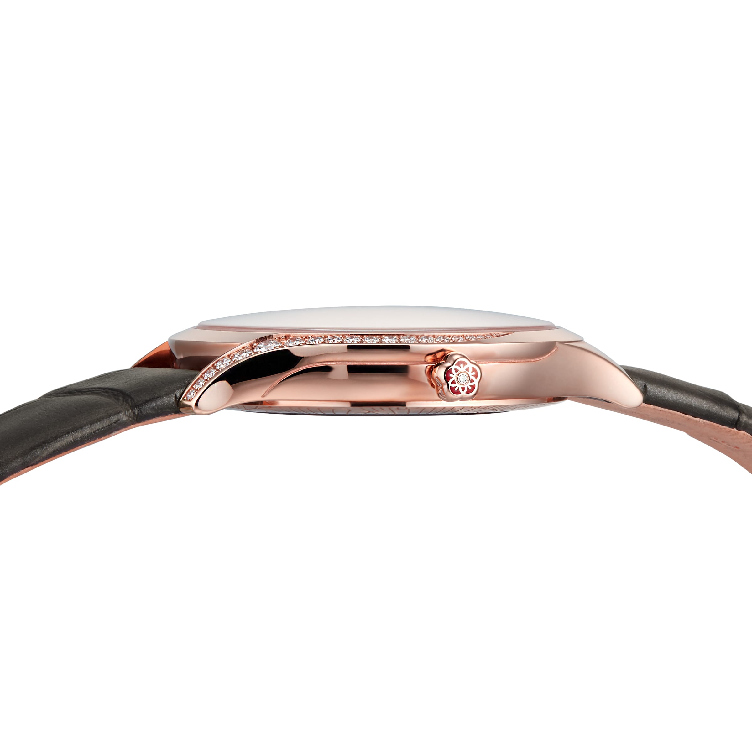 A side view of the OMEGA De Ville Tresor 36 ladies’ watch with a Sedna™ gold case, black leather strap, diamond-set bezel, and an engraved-pattern crown.