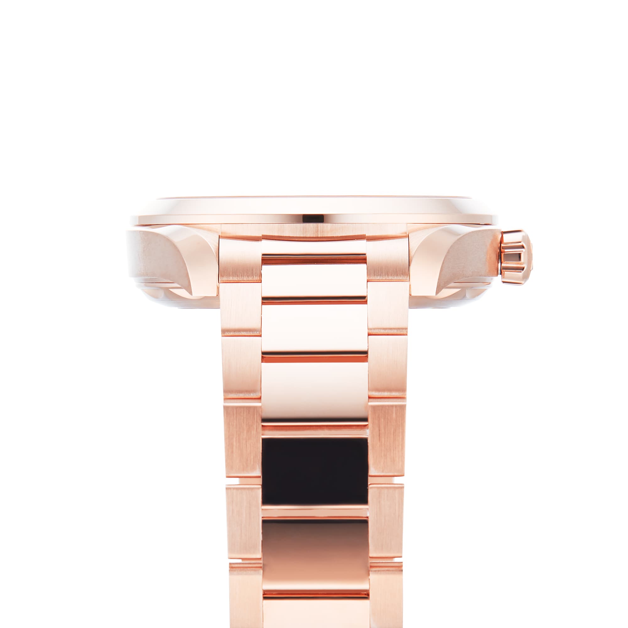 Close-up of the OMEGA Seamaster Aqua Terra 150M in 18K Sedna™ gold, highlighting the case’s side profile and linked metal bracelet against a white background.