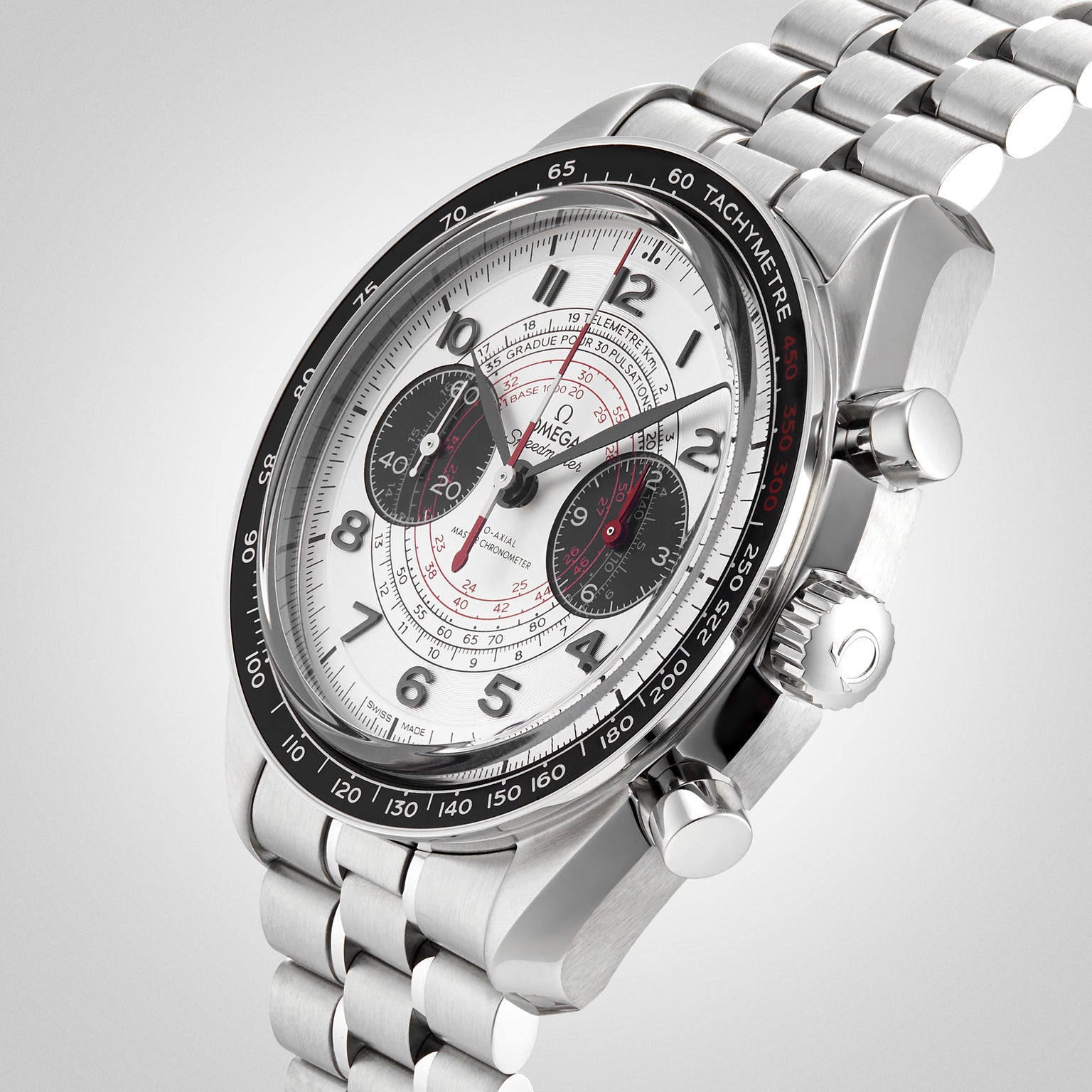 An OMEGA Speedmaster Chronoscope wristwatch in stainless steel, featuring a white dial with black and red accents, two subdials, a tachymeter bezel, and a metal link bracelet, displayed against a gray background.