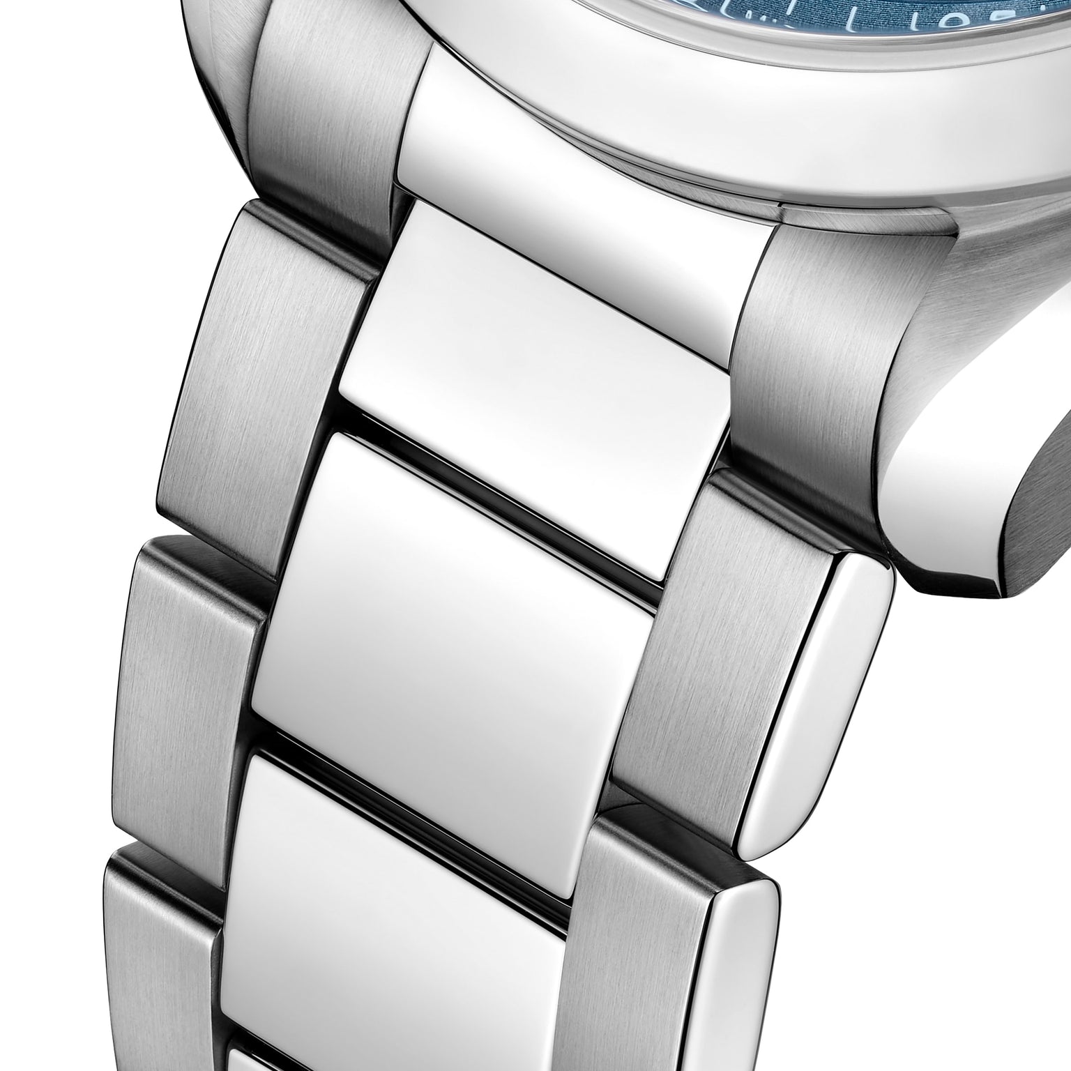 Close-up of the OMEGA Seamaster Aqua Terra 150Ms stainless steel bracelet with polished and brushed links, attached to a round case—showcasing OMEGA’s maritime heritage and Master Chronometer precision.