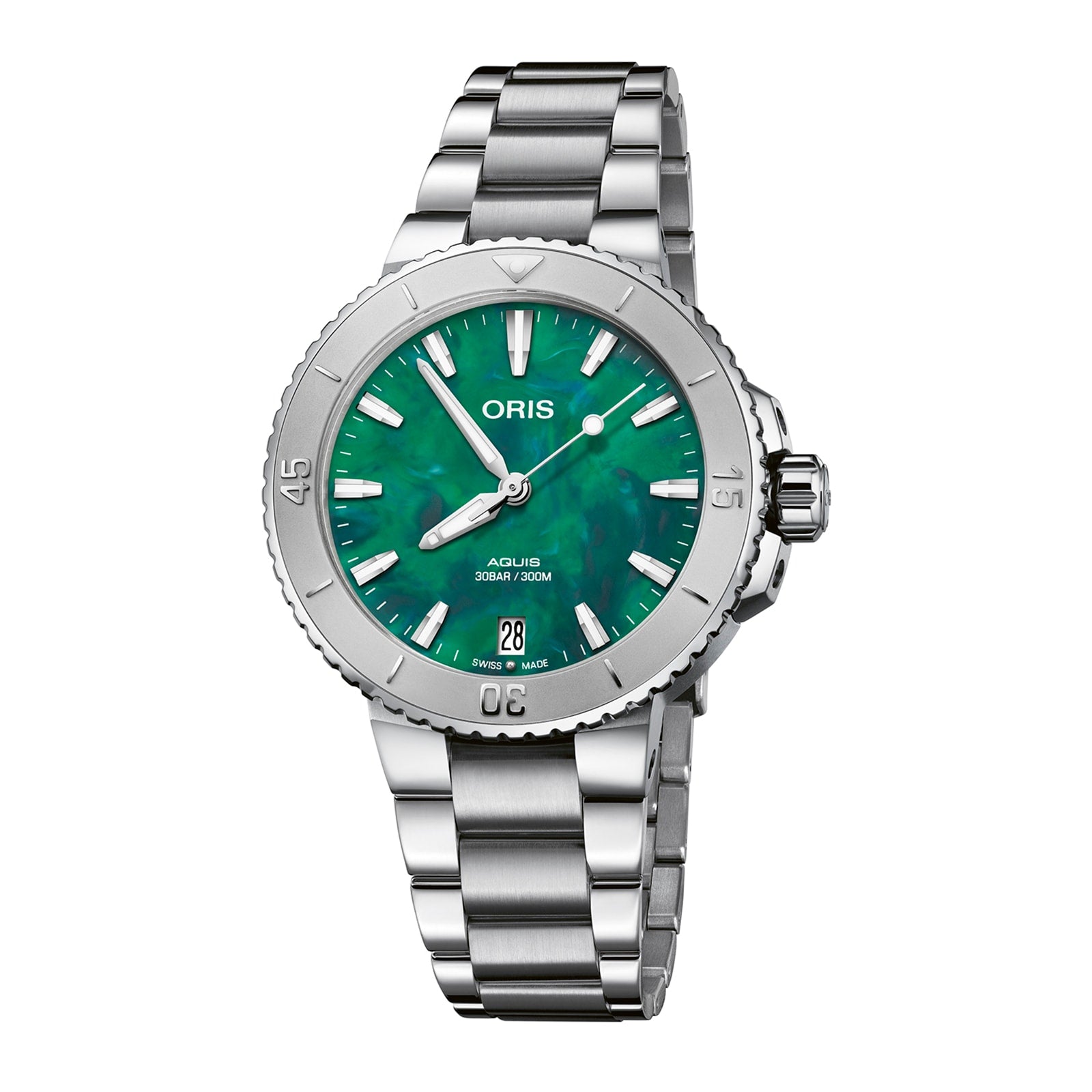 The Oris Aquis Oris X Bracenet features a green marbled dial crafted from upcycled ghost fishing nets, Super-LumiNova silver hour markers, a 6 o’clock date window, and a stainless steel bracelet.