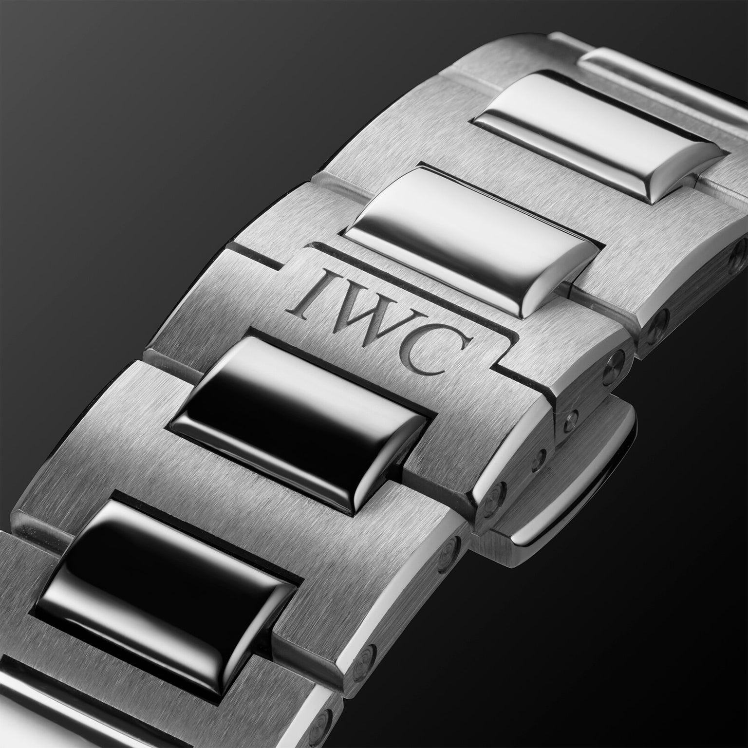 Close-up of the IWC Schaffhausen Ingenieur Automatic 35’s stainless steel bracelet, showing polished and brushed links with an engraved logo—a refined detail inspired by Gérald Genta’s renowned design.