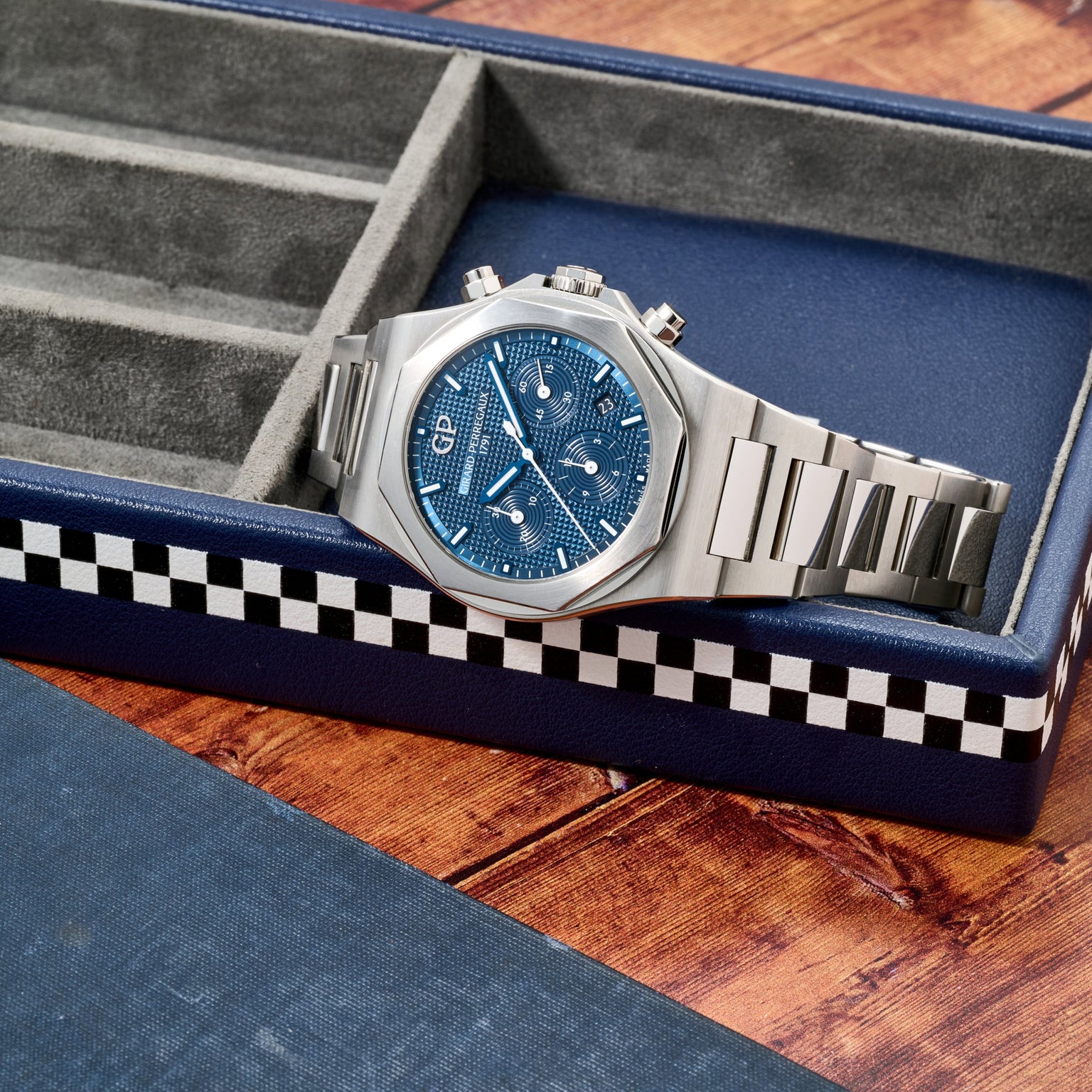 Girard-Perregaux Laureato Chronograph 42