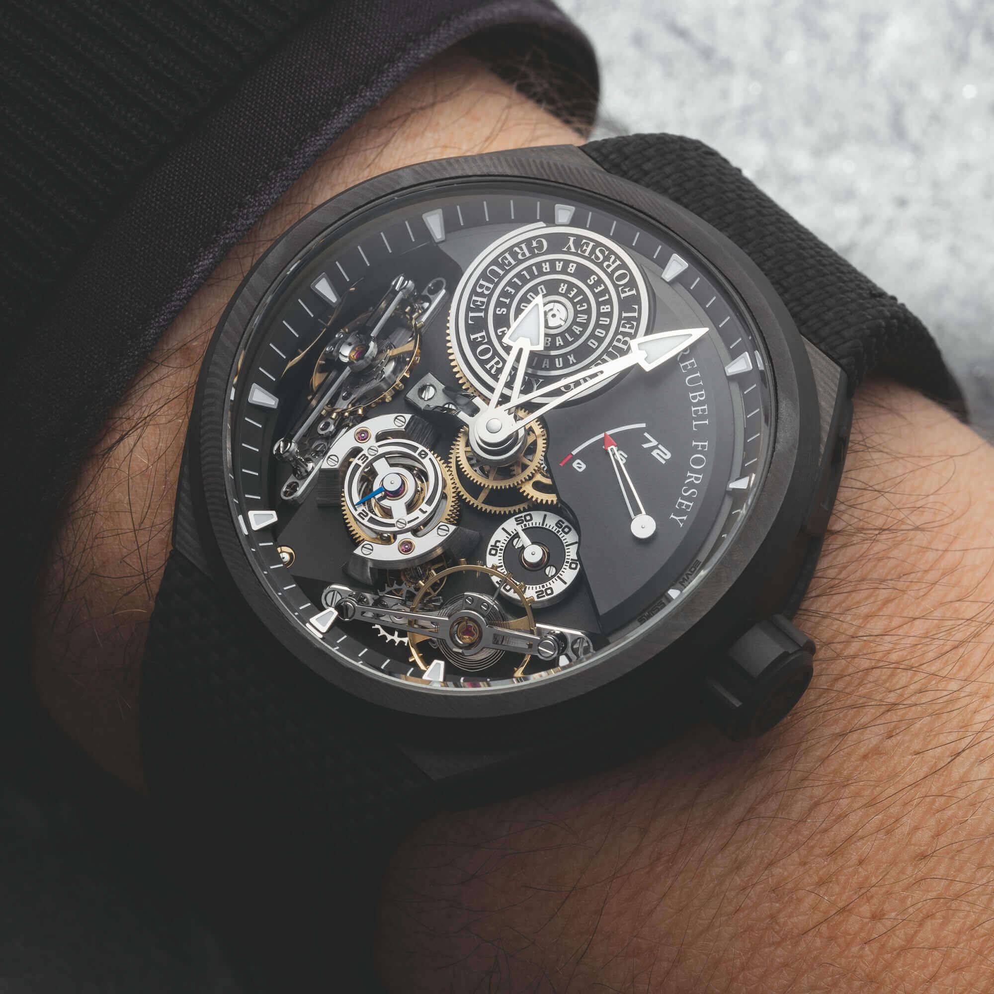 Double Balancier Convexe Wrist Close Up